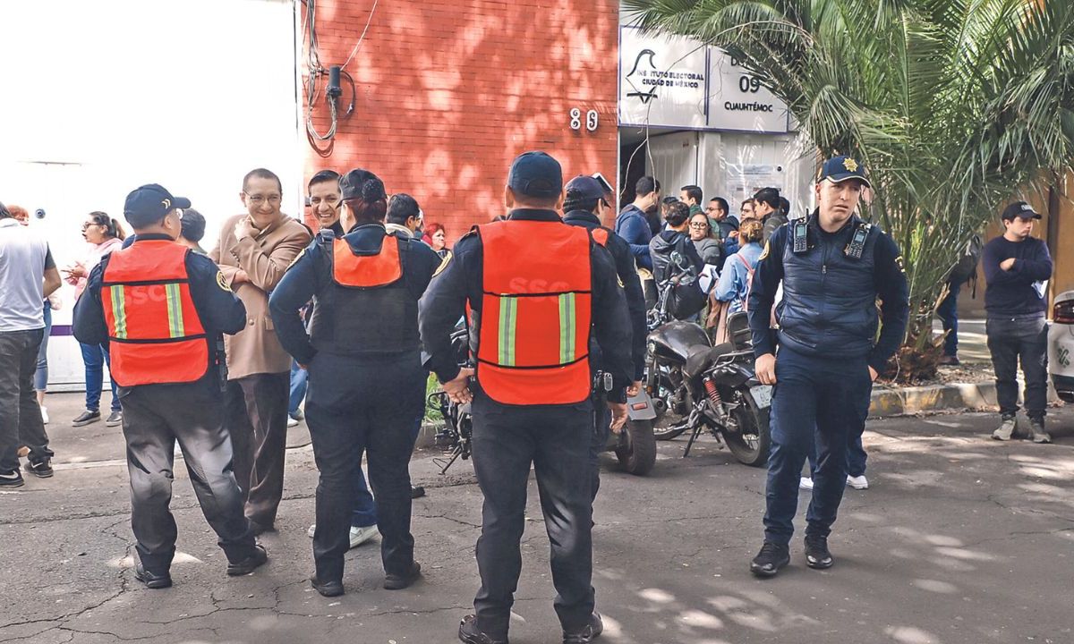 Cumplimiento. Con el respaldo de policías de la SSC, personal del IECM acudió a los distritos electorales para revisar y contar votos.