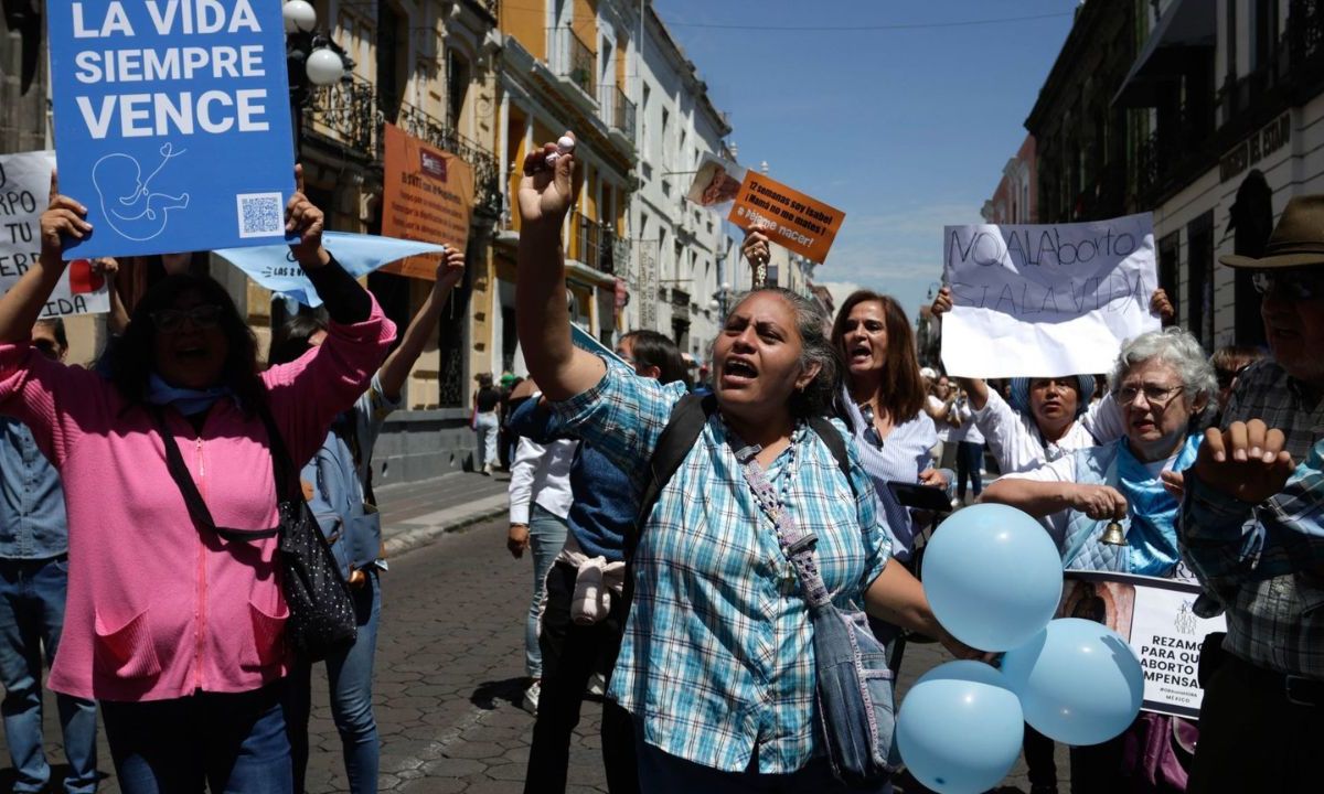 PROVIDA. Antiabortistas se manifestaron afuera del Congreso de Puebla mientras se discutía la despenalización.