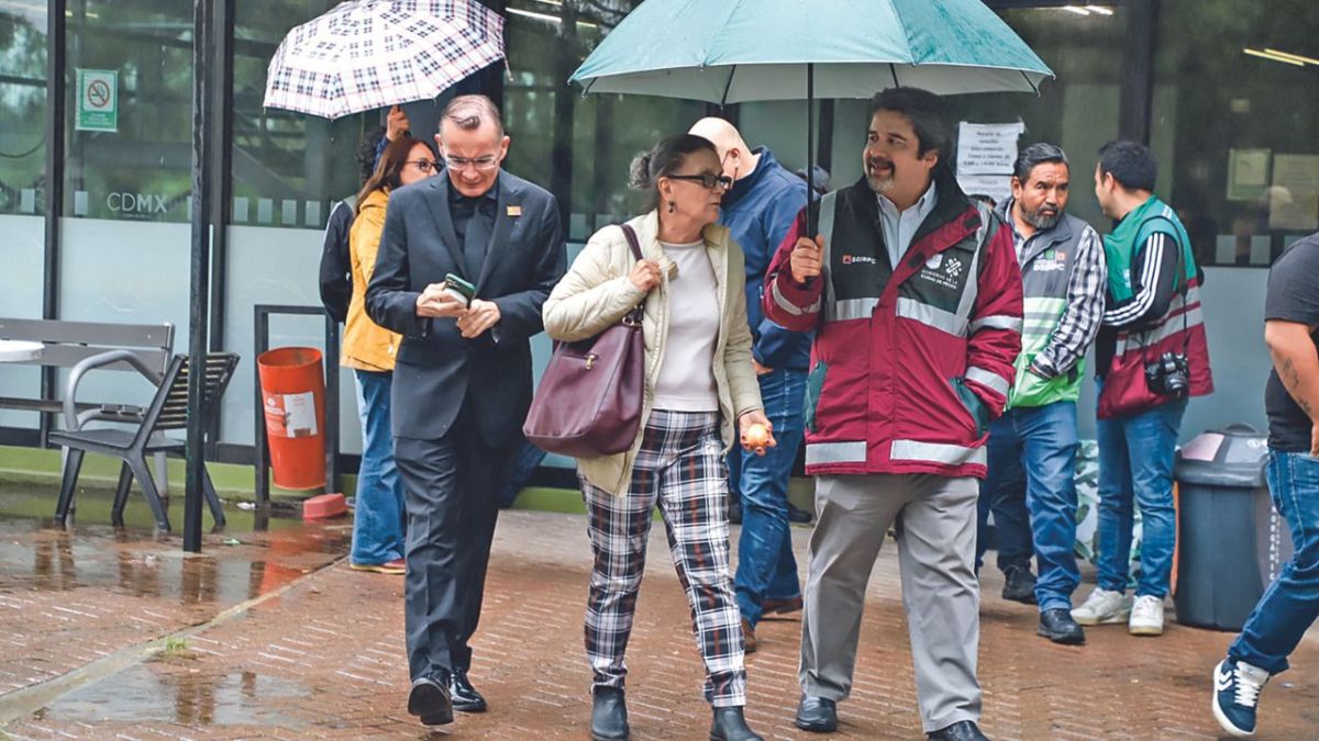 Formación. La titular de Protección Civil, Myriam Urzúa, señaló que las capacitaciones permitirán a colonos protegerse.