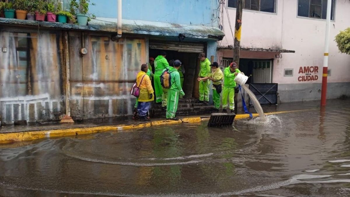 Labor. Personal de Sacmex acudió a los distintos puntos de la capital para atender los encharcamientos y con ayuda de un equipo vactor, realizó el desazolve y limpieza de las avenidas.