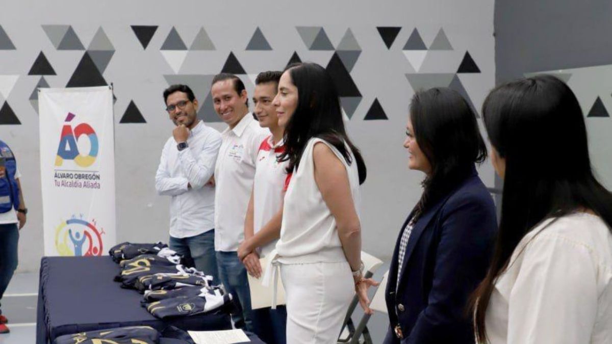 Apoyo. Lía Limón entregó los uniformes para las selecciones Juvenil Menor y Mayor de Voleibol.