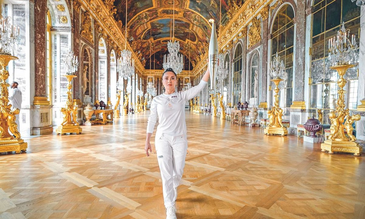 La actriz mexicana apareció en el Palacio de Versalles con la antorcha olímpica entre sus manos y esperando entregársela a otras celebridades como el rapero Snoop Dogg 