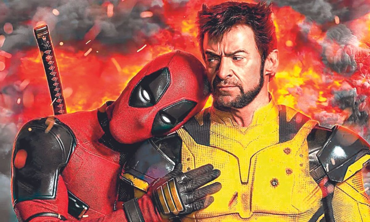 Marvel y sus esperanzas en el dúo más explosivo ALAN HERNÁNDEZ Deadpool y Wolverine, dos de los antihéroes más queridos del mundo de los cómics, se juntaron para una película que promete ser un hito tanto para el cine del género como para la industria. El filme desde su anuncio se convirtió en una noticia impactante, pues presentaba el regreso de Hugh Jackman al papel de Wolverine, que interpreta desde el año 2000 y que le valió el récord Guiness como el actor que interpretó por más tiempo a un personaje de Marvel. Por su parte, Ryan Reynolds lleva tres cintas como Deadpool y se ha ganado el cariño de propios y extraños a los cómics. Para los fans de las historietas, esta cinta tiene por fin el traje clásico amarillo con azul del lobezno, el cual sólo tuvo un vistazo breve en la cinta Wolverine Inmortal, pero Jackman nunca se vistió con él, hasta el tráiler de esta entrega que generó viralidad. Deadpool y Wolverine alcanzó a ser clasificación R, lo cual también fue aplaudido por la audiencia, pues les dio garantía de que las palabras altisonantes y la violencia que caracteriza a los dos personajes, no faltarían en pantalla. En esta cinta, veremos a Deadpool sufrir un desbalance anímico, pues quiere dejar de ser un antihéroe para convertirse en un héroe, pues su novia le echa en cara que no ha hecho nada por ayudar a los demás. Así que al tener el rechazo de grupos de supers se convierte en una persona común y corriente, pero todo cambiará cuando sea requerido para salvar su universo. Por ello, el irónico personaje emprenderá un viaje lleno de violencia, acción y muchas referencias para que el mítico Logan le ayude con su tarea. El filme es dirigido por Shawn Levy y se desarrolla desde 2016, pero los planes fueron frustrados debido a que 20th Century Fox fue adquirida por Disney en 2019. Por ello, en esta película se incluye por primera vez tanto a Logan como a Deadpool en el Universo Cinematográfico de Marvel (MCU). Cuarenta minutos de esta película fueron estrenados de forma adelantada en Hong Kong y aunque existen spoilers reales y otros falsos, lo cierto es que la cinta está llena de referencias a este universo de películas que no ha tenido gran desenvolvimiento en las taquillas durante los últimos tiempos. Deadpool y Wolverine es el único estreno cinematográfico de Marvel para este 2024 y se espera que mañana, tras su llegada a la pantalla grande, rompa el récord de la película de clasificación R más taquillera.