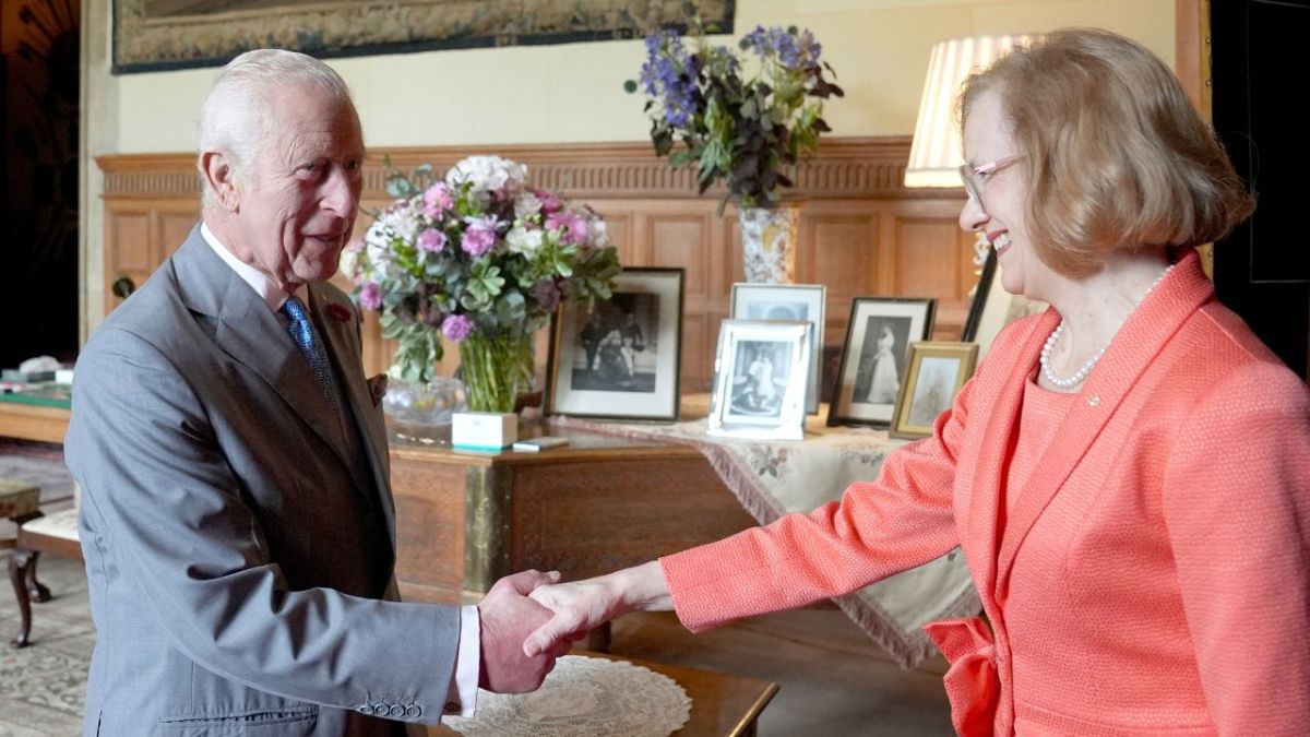 El rey Carlos III de Gran Bretaña y la gobernadora de Queensland, Jeannette Young