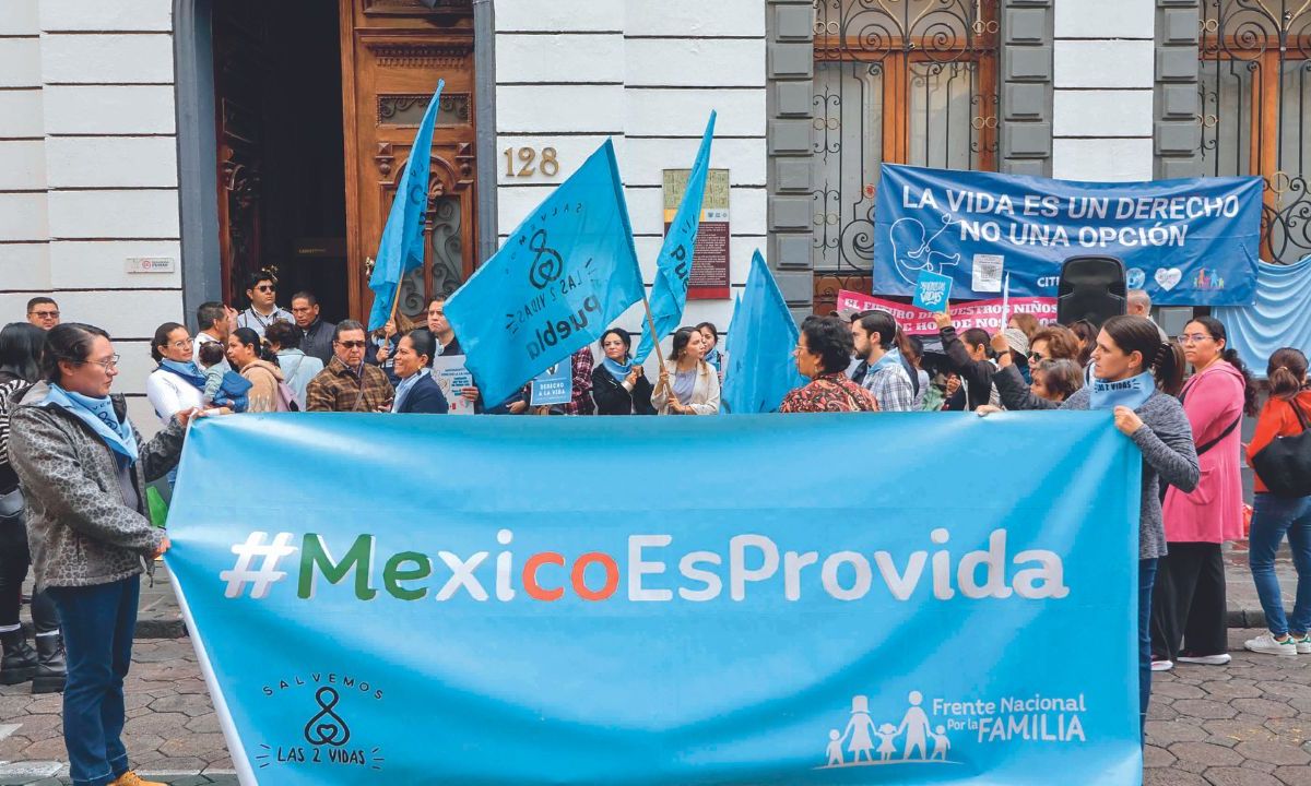 Puebla. Ciudadanos se manifiestan contra la interrupción del embarazo. Mientras diputados manifestaron su disposición a escuchar las voces de toda la ciudadanía.