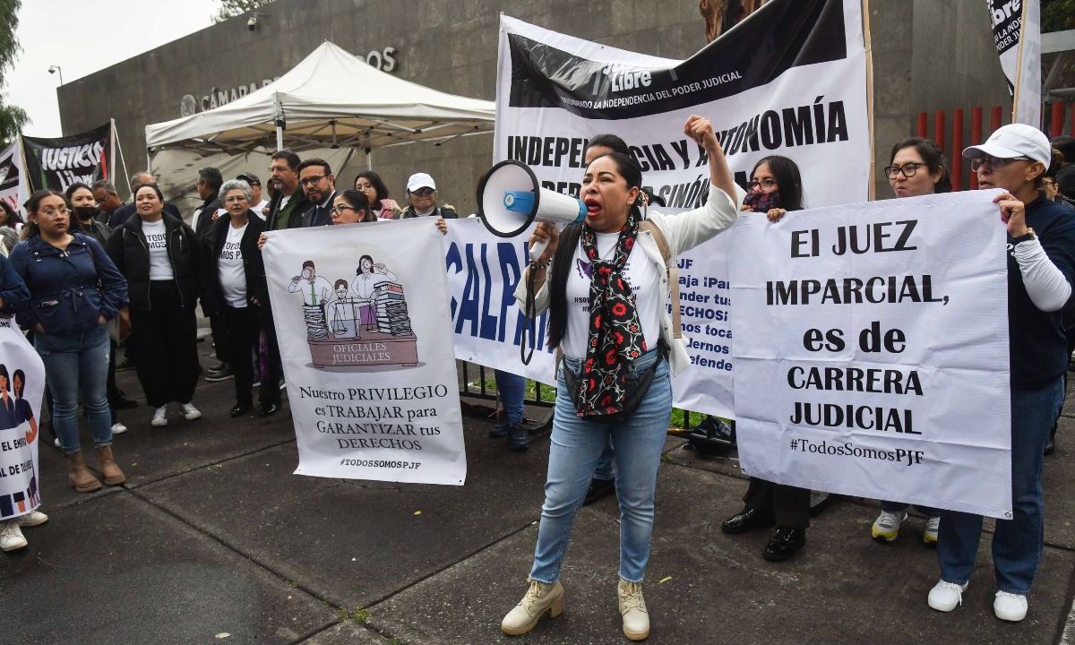 La elección de jueces y magistrados por voto popular, ya sea mediante una logística de cientos de boletas para cada ciudadano o una sola papeleta con cientos de candidatos