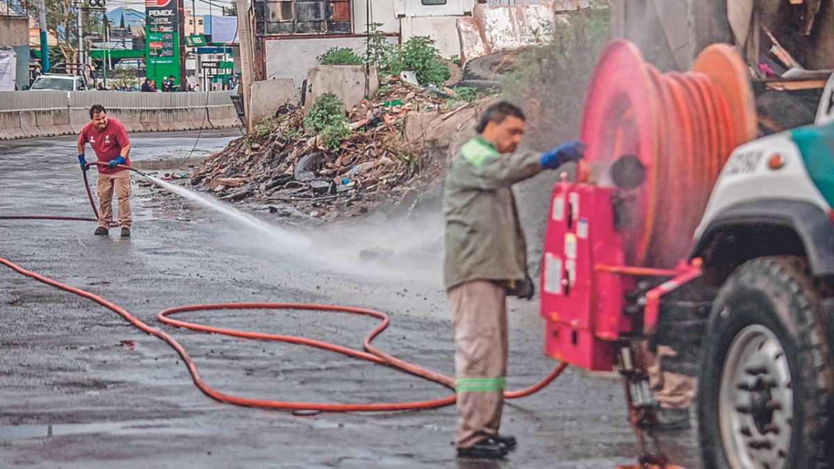 CAOS. Peritos y personal de Pemex acudieron a Ciudad Lago, en Nezahualcóyotl, Estado de México, para tomar muestras de las alcantarillas donde vecinos detectaron combustible revuelto con el agua. 