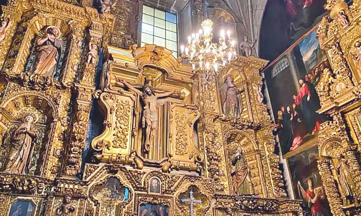 Historia. En el Altar de Reliquias de la Catedral se guarda un trozo de la Vera Cruz.