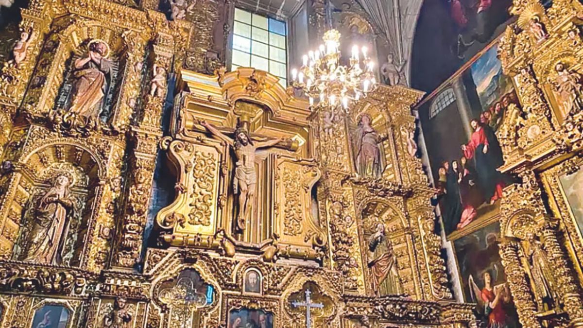 Historia. En el Altar de Reliquias de la Catedral se guarda un trozo de la Vera Cruz.