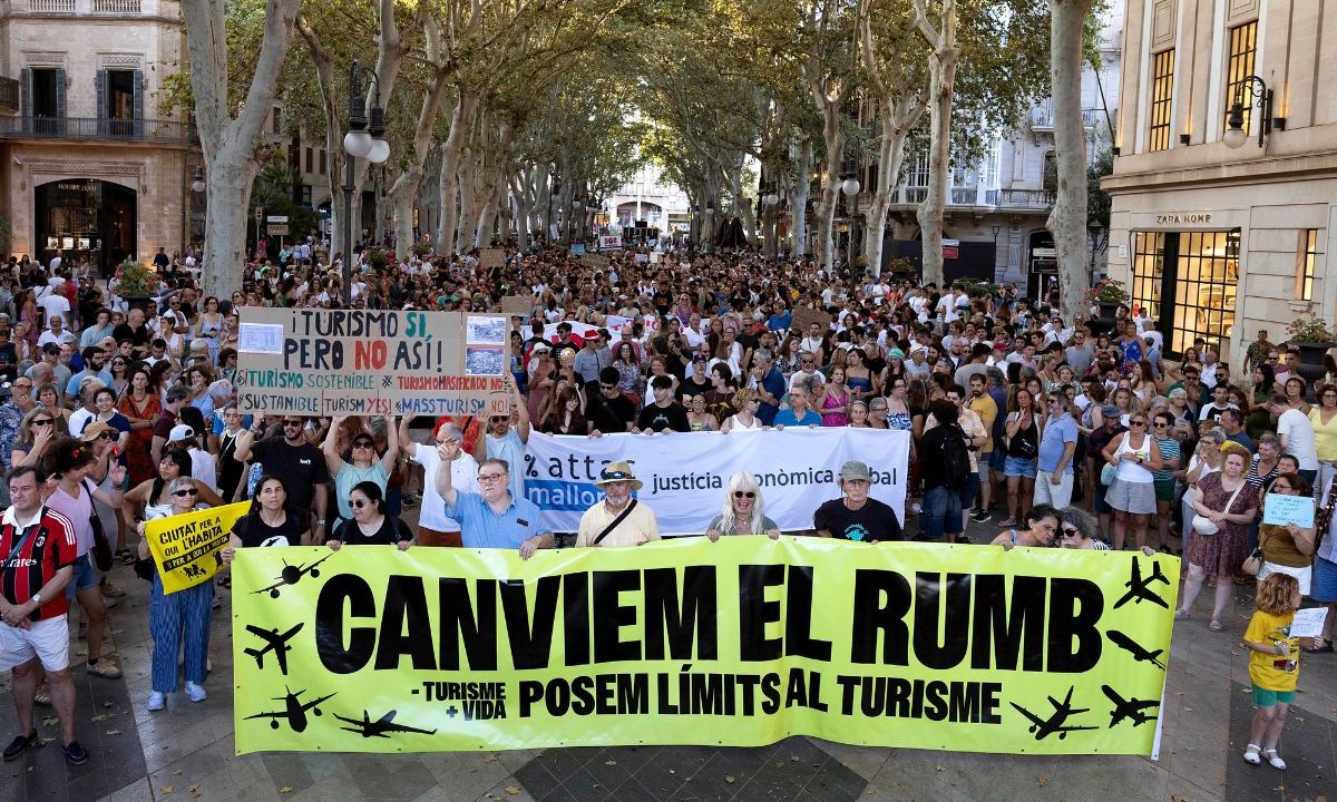 PROTESTAS. En una marcha que recorrió varias zonas de Palma, residentes expresaron su descontento con el modelo turístico. 