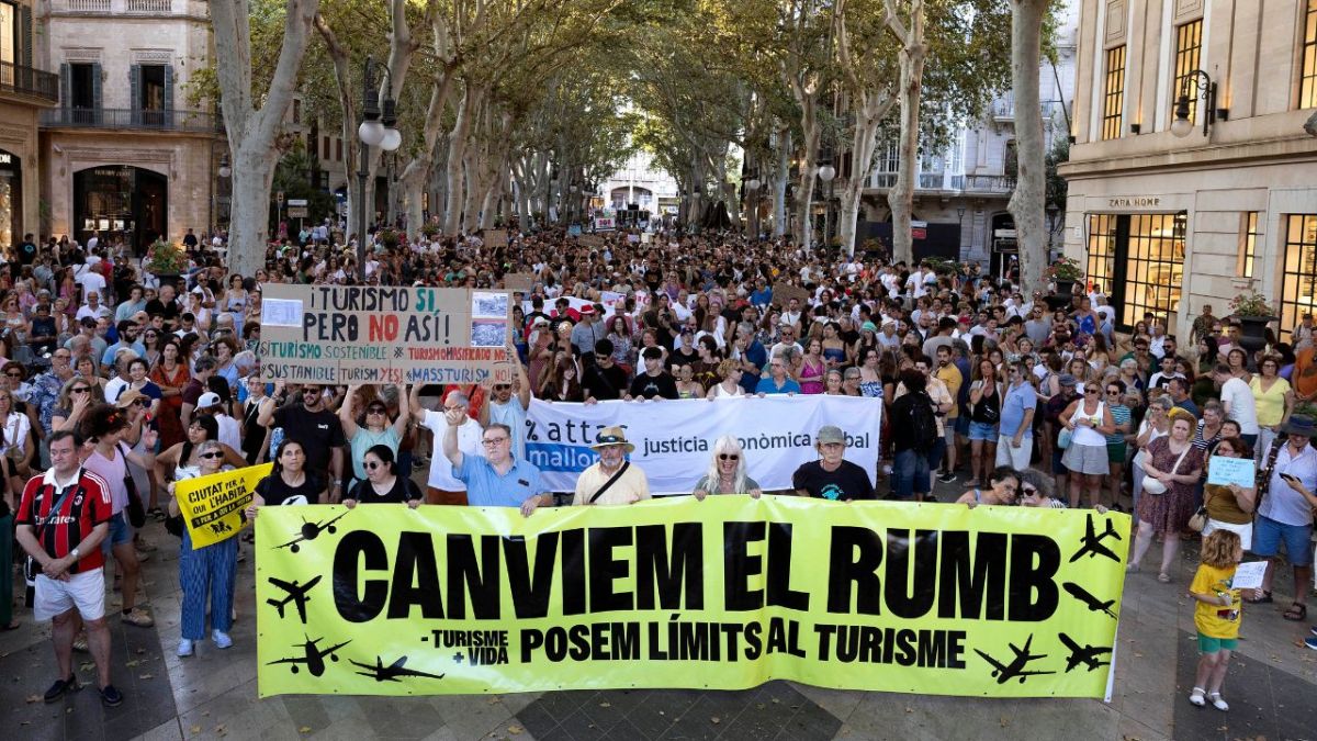 PROTESTAS. En una marcha que recorrió varias zonas de Palma, residentes expresaron su descontento con el modelo turístico. 