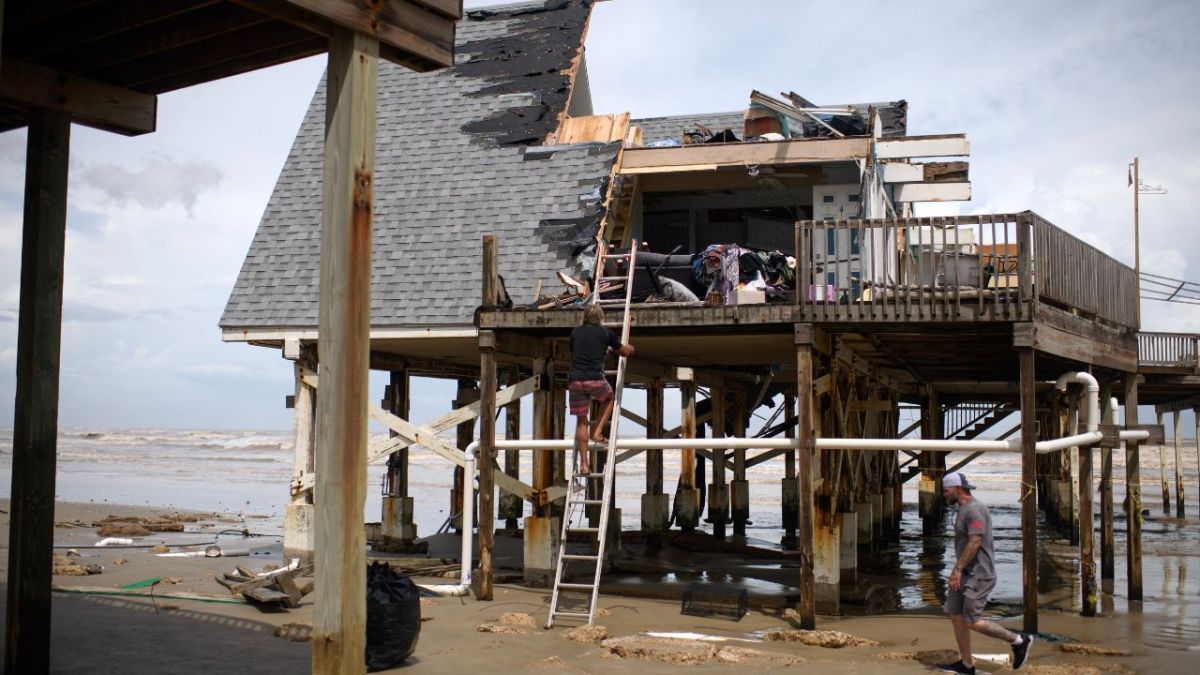 DESTRUCCIÓN. Pérdidas materiales, inundaciones y cortes de electricidad afectan a millones de personas en Houston tras el paso del huracán Beryl.