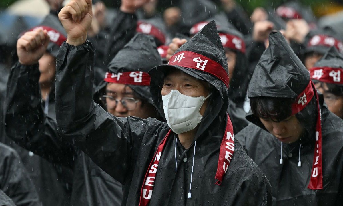 Un sindicato que representa a decenas de miles de trabajadores de Samsung Electronics en Corea del Sur anunció ayer una “huelga general indefinida”