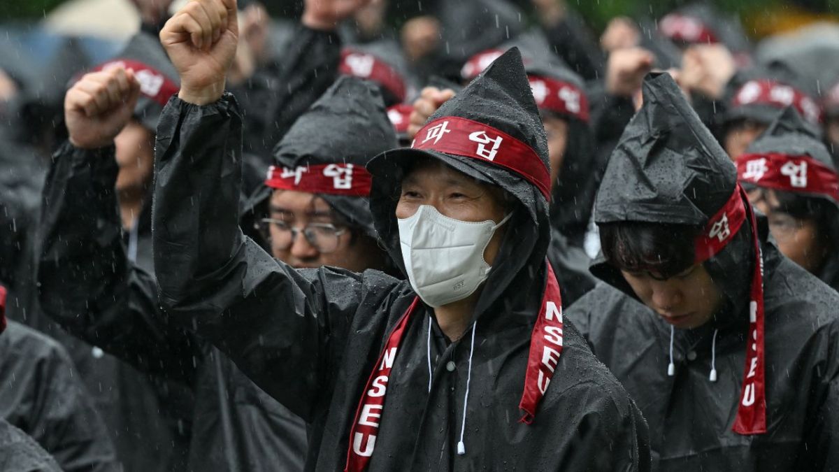 Un sindicato que representa a decenas de miles de trabajadores de Samsung Electronics en Corea del Sur anunció ayer una “huelga general indefinida”