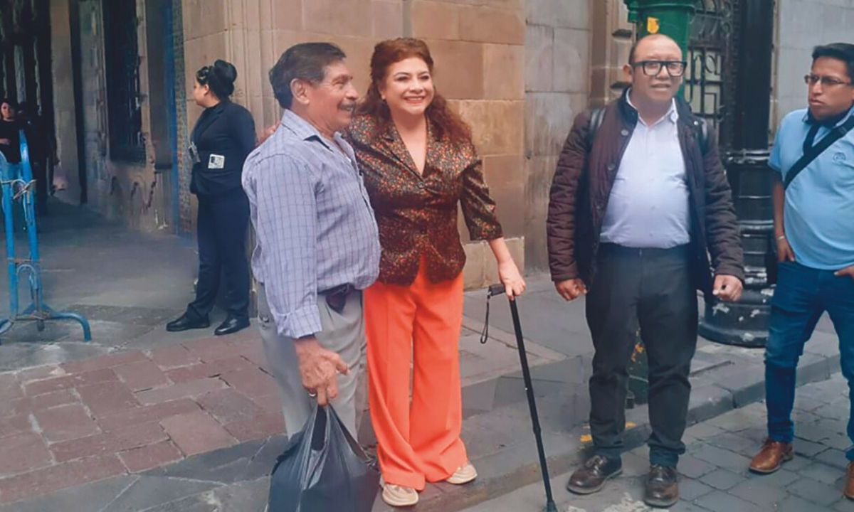 Encuentro. Por más de 180 minutos, Clara Brugada y Martí Batres se reunieron en privado; al final, la jefa de Gobierno electa fue arropada por sus simpatizantes.