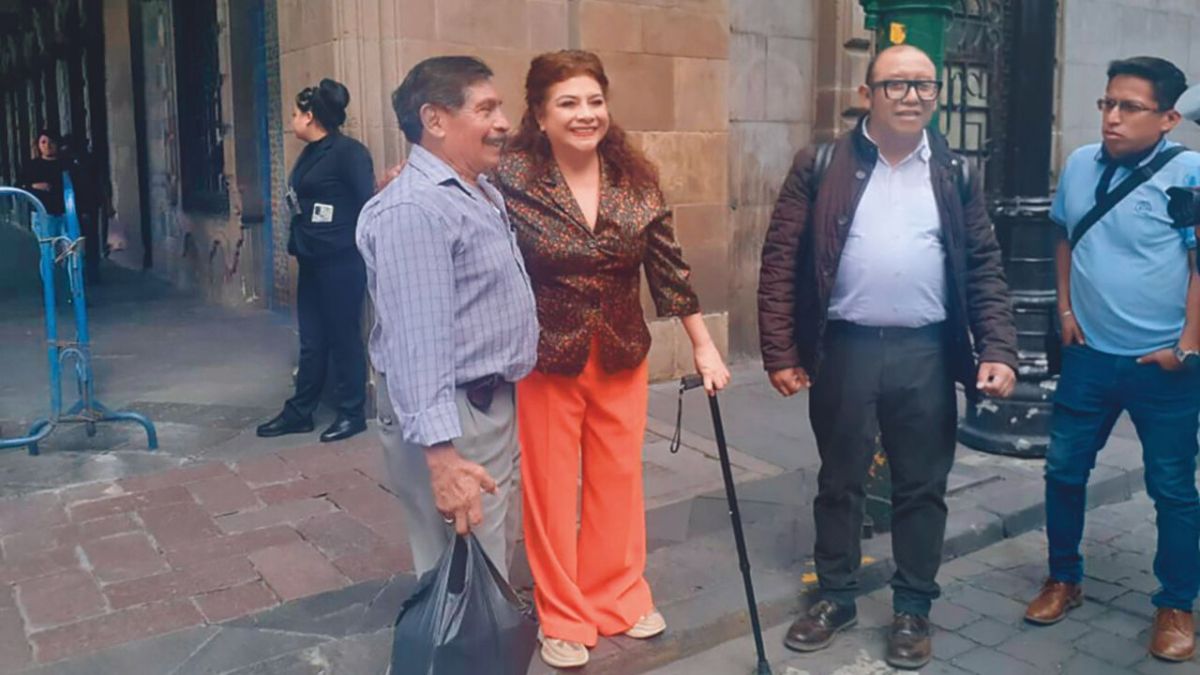 Encuentro. Por más de 180 minutos, Clara Brugada y Martí Batres se reunieron en privado; al final, la jefa de Gobierno electa fue arropada por sus simpatizantes.