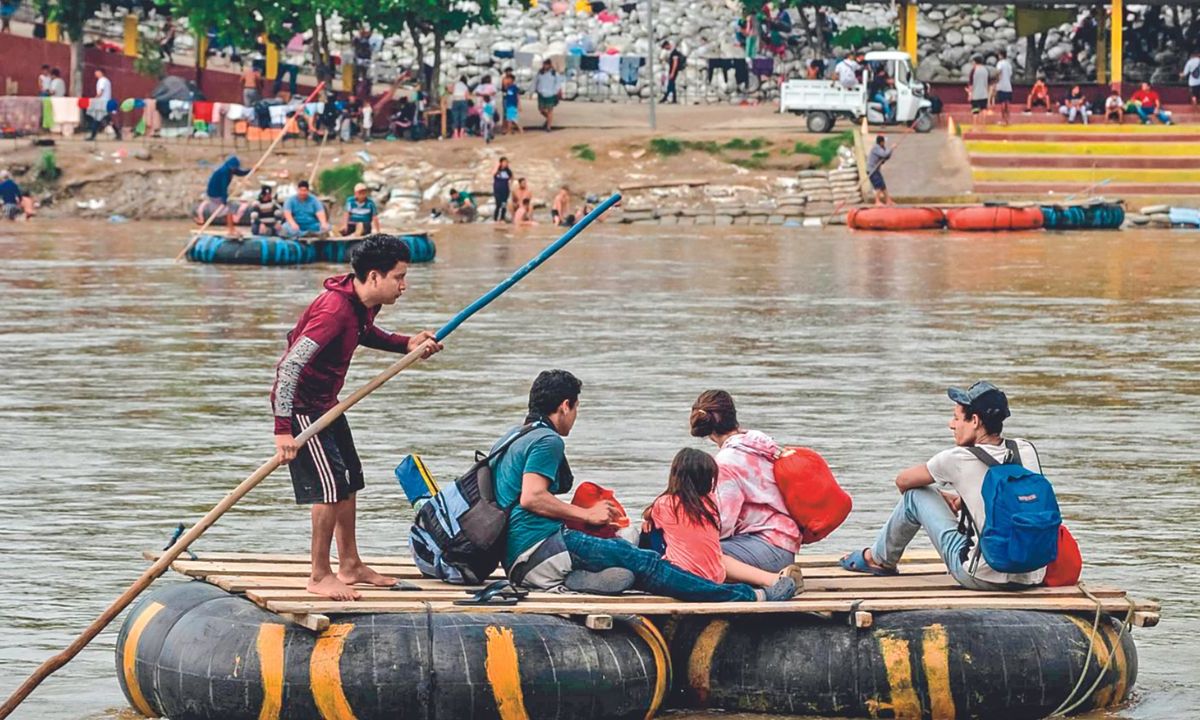 CHIAPAS. Los migrantes cruzan el río en Ciudad Hidalgo con el riesgo de ahogarse.