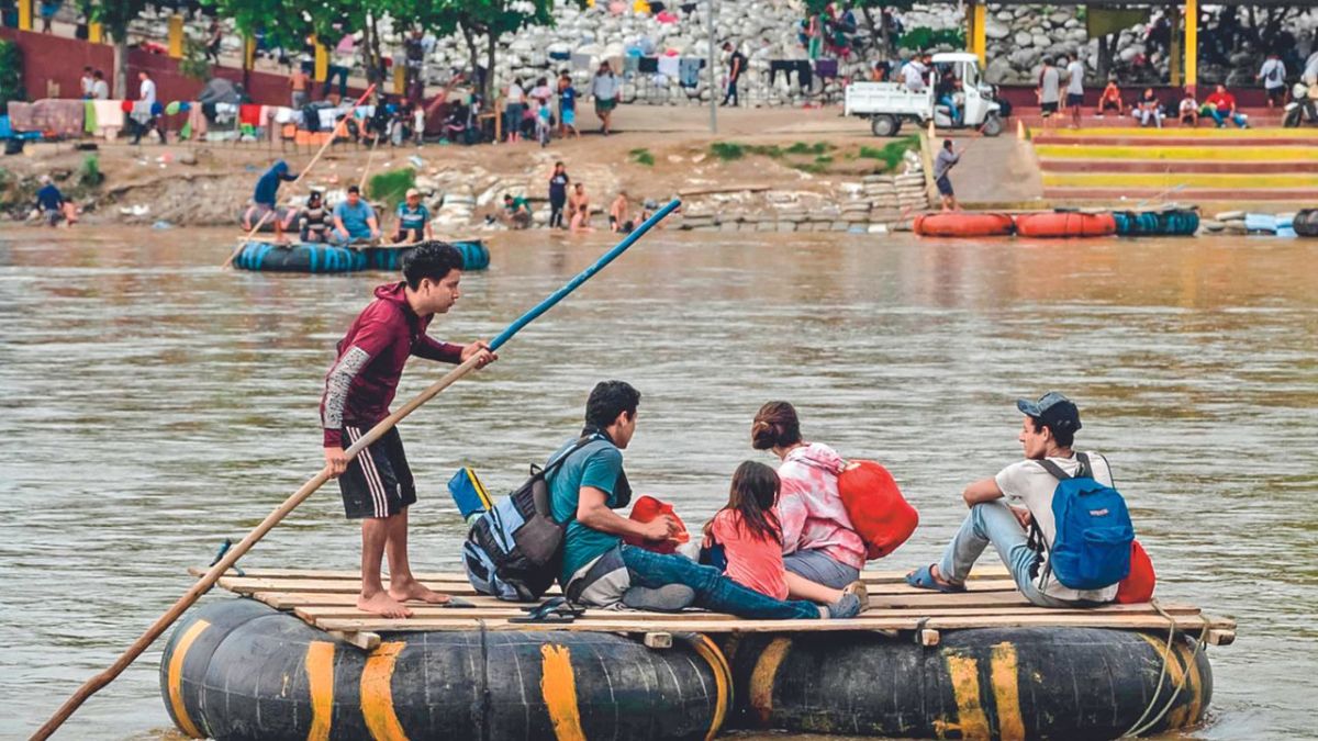 CHIAPAS. Los migrantes cruzan el río en Ciudad Hidalgo con el riesgo de ahogarse.