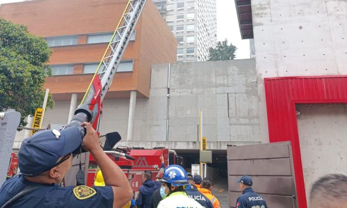 Emergencia. Bomberos de la Ciudad de México utilizaron escaleras eléctricas para sofocar el fuego y evacuar a los vecinos.