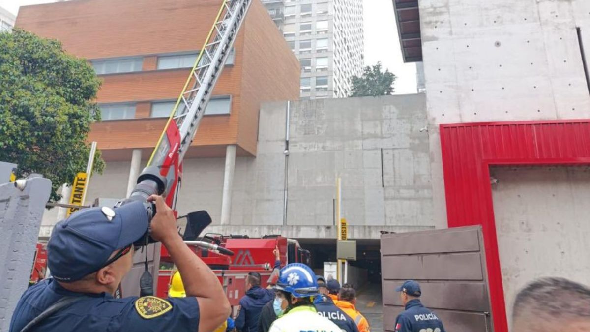 Emergencia. Bomberos de la Ciudad de México utilizaron escaleras eléctricas para sofocar el fuego y evacuar a los vecinos.