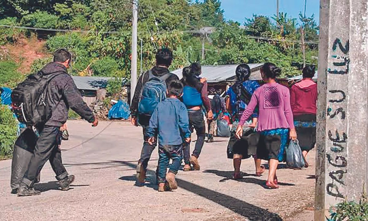 RIESGO. Desde el martes pobladores de Amatenango de la Frontera comenzaron a llegar a Guatemala. Desde hace tres semanas sufren de bloqueos en esa zona de Chiapas.