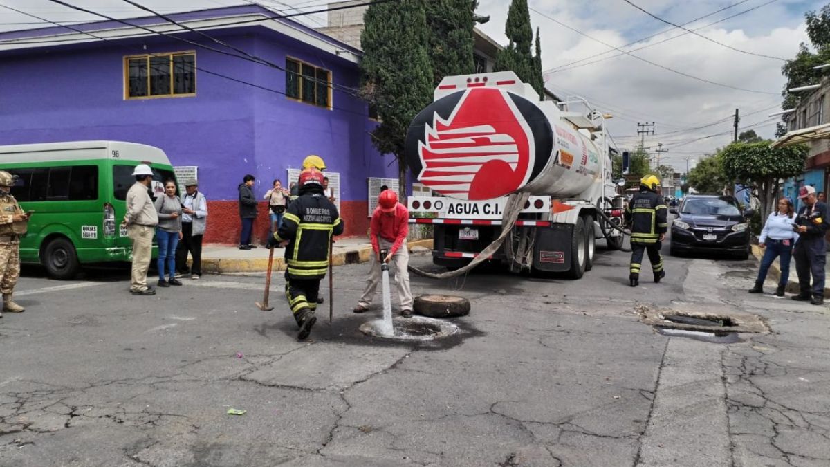 LIMPIA. Continúan los trabajos con detergente Roma en la red de drenaje de Ciudad Lago.