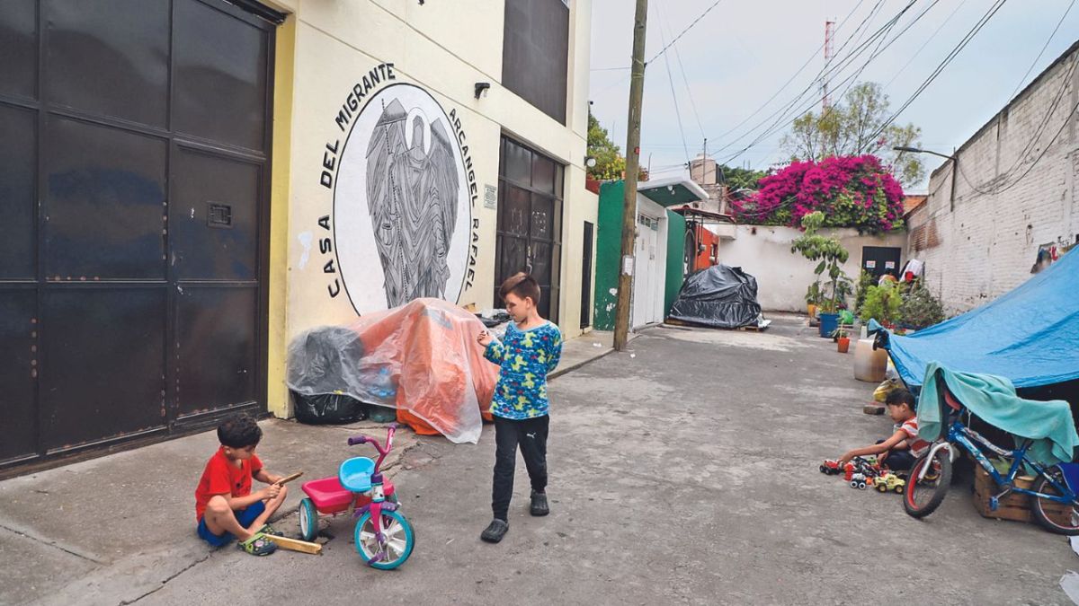 Lugar. Niñas, mujeres y hombres están a las puertas de esta casa de migrantes, donde recibirán atención y orientación en su camino hacia Estados Unidos.