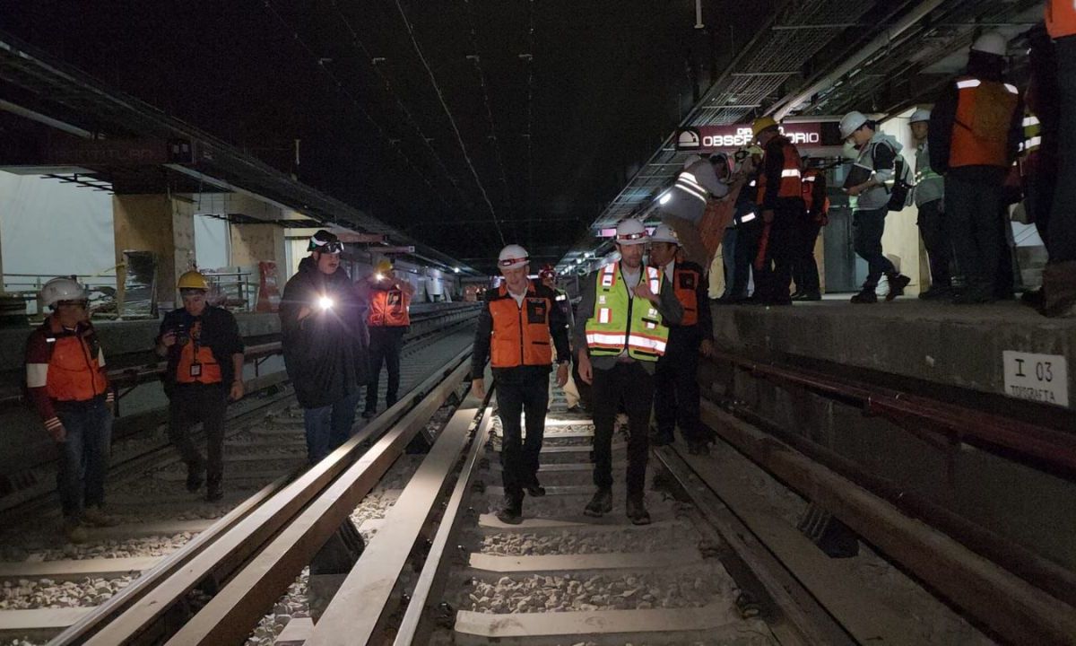 Valoración. El titular de Movilidad, Andrés Lajous, y el director del Metro, Guillermo Calderón, supervisan la remodelación de la Línea 1.