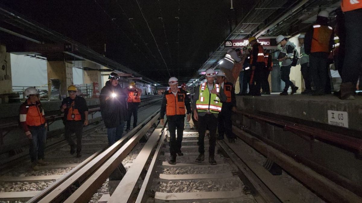 Valoración. El titular de Movilidad, Andrés Lajous, y el director del Metro, Guillermo Calderón, supervisan la remodelación de la Línea 1.