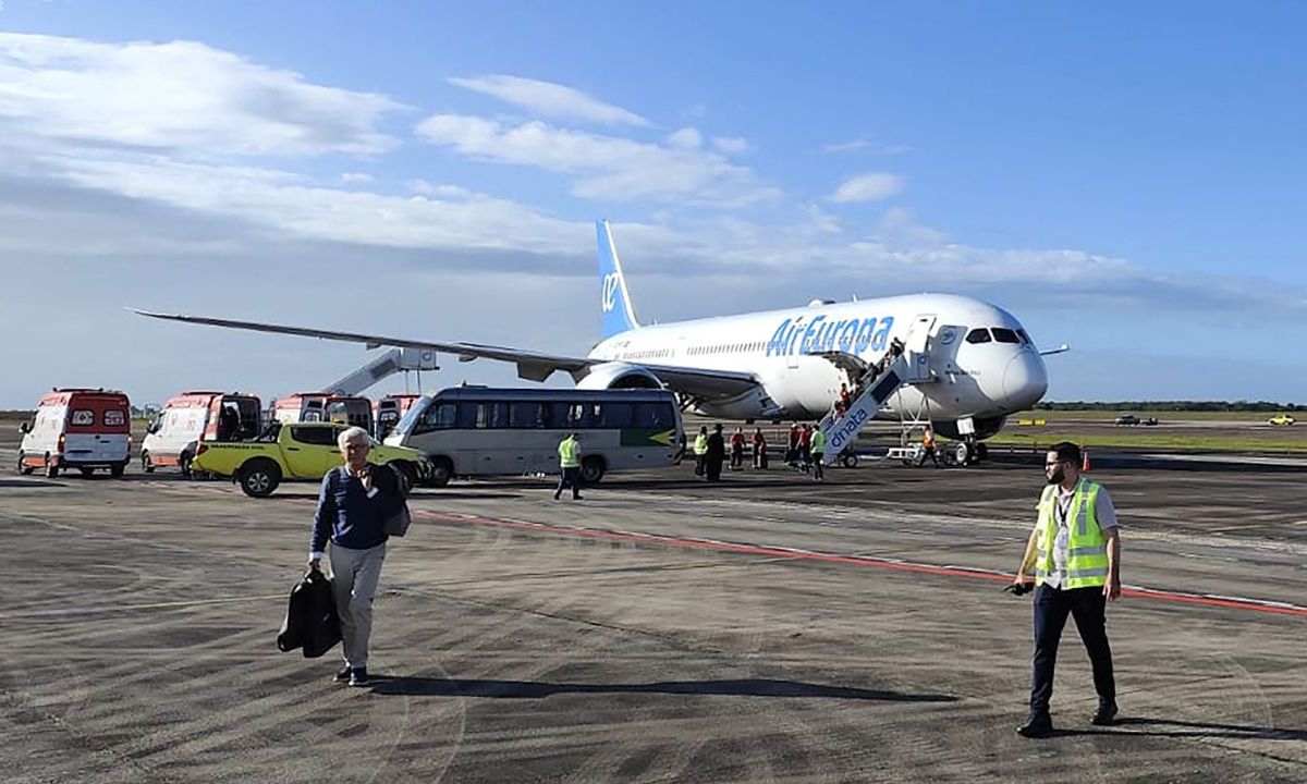 Un avión de United Airlines perdió una rueda al despegar la mañana de ayer del aeropuerto internacional de Los Ángeles, informó la compañía aérea