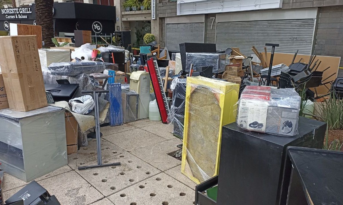 Desconocimiento. Estudiantes que evitaron el robo de muebles, manifestaron estar preocupados por saber cuándo reanudarán clases.