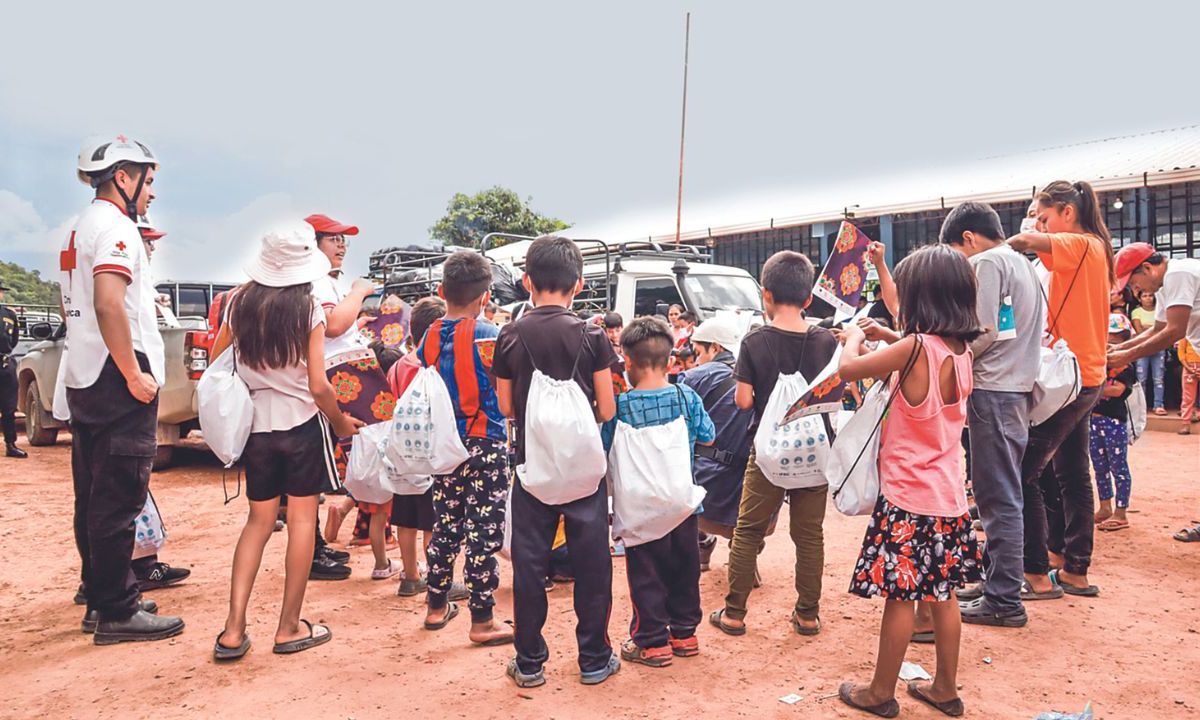 APOYO. Autoridades de Guatemala, ACNUR y Cruz Roja atienden a los mexicanos refugiados en Cuilco; mientras fuerzas de seguridad impiden la llegada de criminales hasta donde se encuentran.