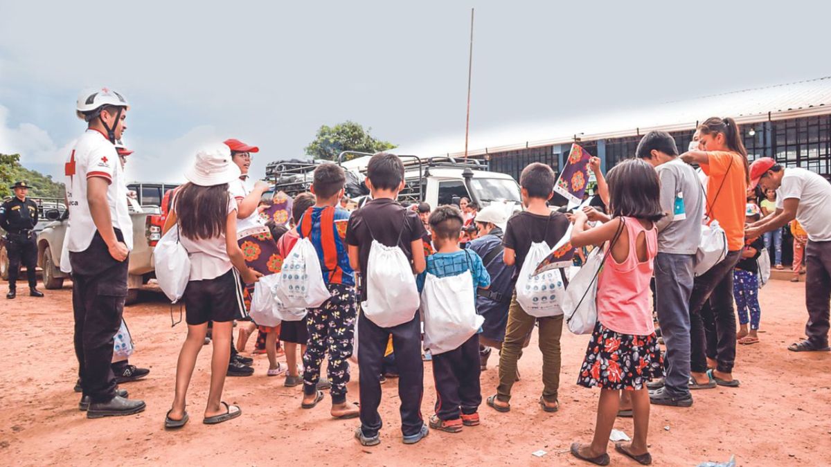 APOYO. Autoridades de Guatemala, ACNUR y Cruz Roja atienden a los mexicanos refugiados en Cuilco; mientras fuerzas de seguridad impiden la llegada de criminales hasta donde se encuentran.