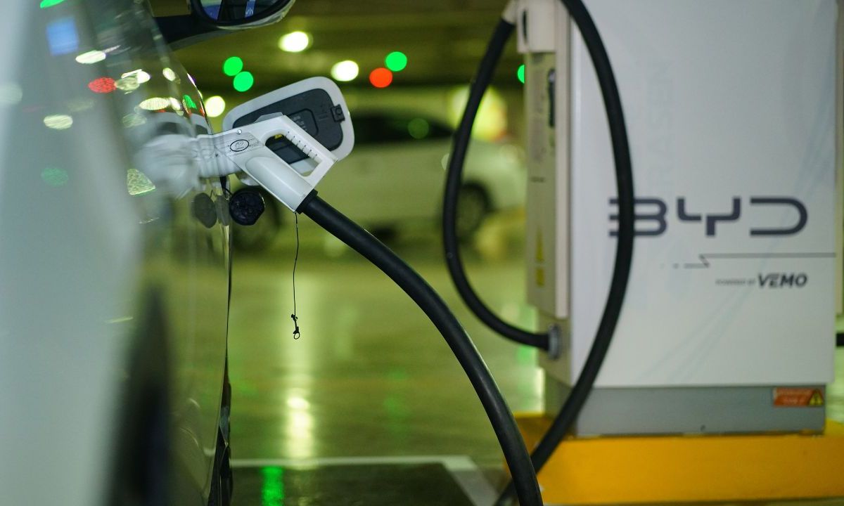 La empresa china de autos eléctricos BYD y la firma Vemo instalaron en conjunto su primer centro de recarga con 23 tomas en la zona de Polanco en la Ciudad de México