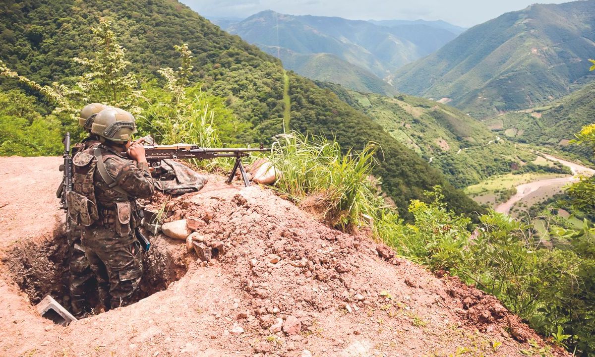 PLAN. Milicia guatemalteca hace barricadas de tierra y apunta sus  ametralladoras hacia México, para impedir la entrada del crimen.