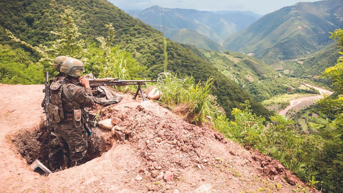 PLAN. Milicia guatemalteca hace barricadas de tierra y apunta sus  ametralladoras hacia México, para impedir la entrada del crimen.