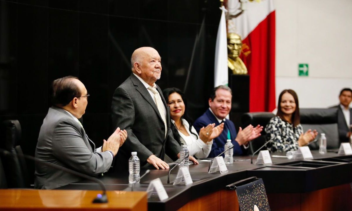 Gracias a sus 75 años de trayectoria, el actor Sergio Corona fue homenajeado en el Senado de la República, donde fue acompañado por familiares
