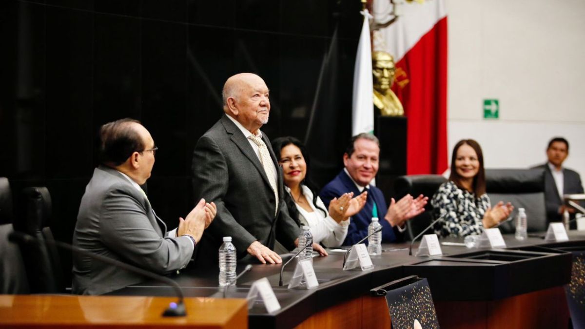 Gracias a sus 75 años de trayectoria, el actor Sergio Corona fue homenajeado en el Senado de la República, donde fue acompañado por familiares