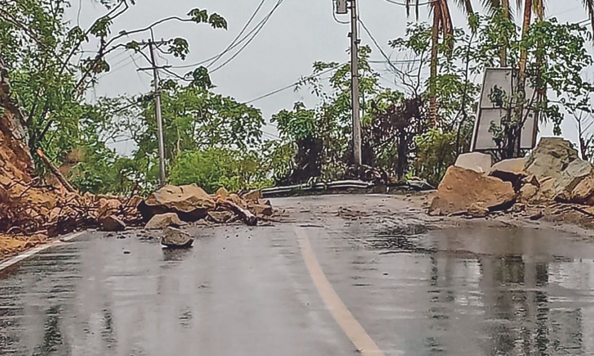 CIERRE. Ocurrió un derrumbe en la carretera Federal 200 Sur, en el municipio de Puerto Vallarta.