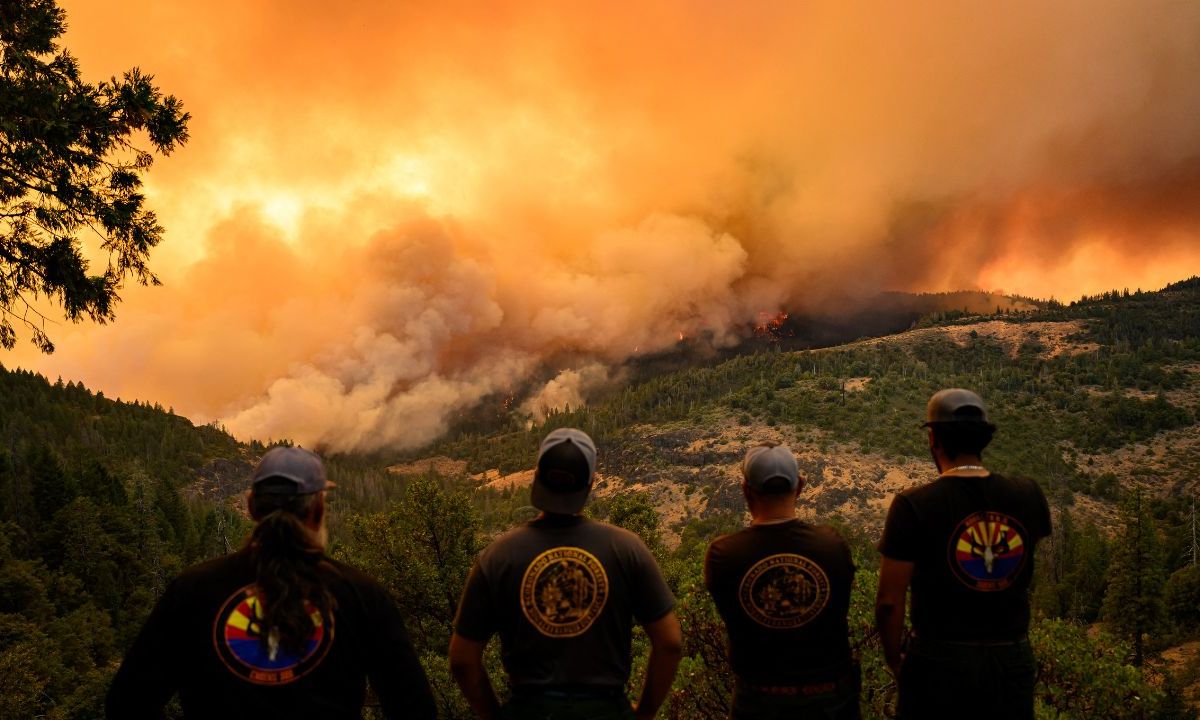 Incontrolable. Las llamas del incendio han generado una columna de humo que ha afectado estados vecinos.