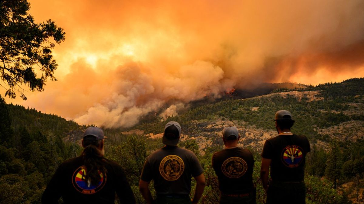 Incontrolable. Las llamas del incendio han generado una columna de humo que ha afectado estados vecinos.