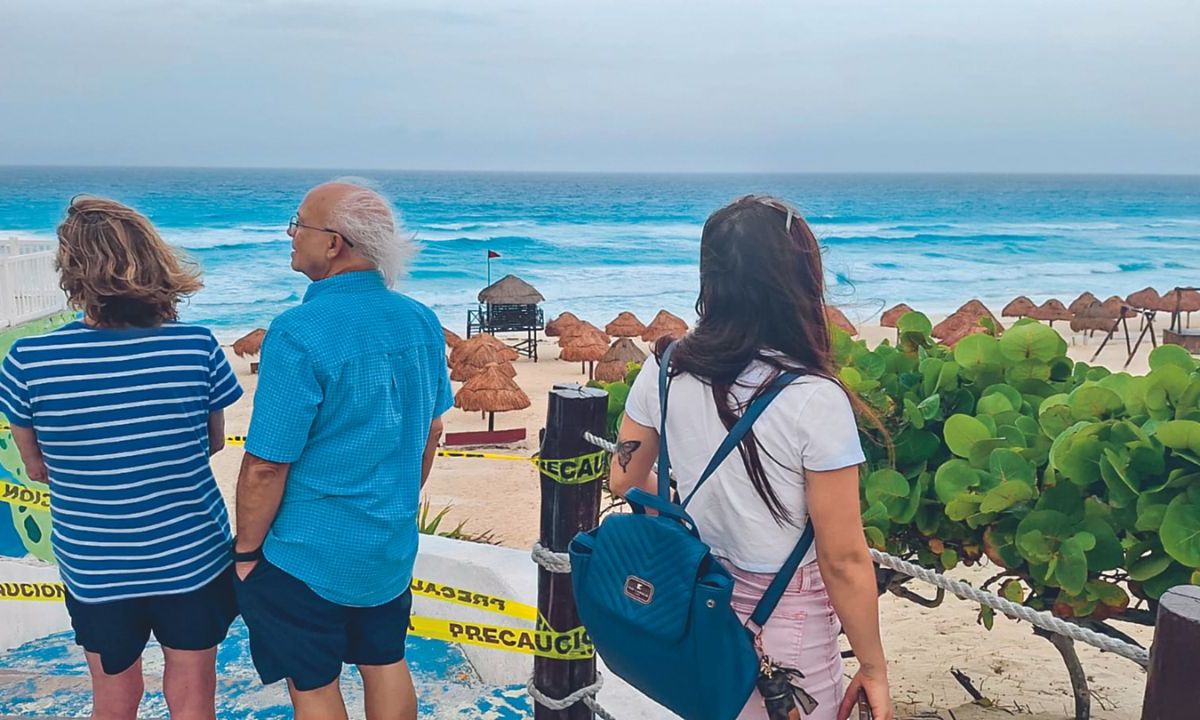 Turistas aprovecharon hasta el último minuto para disfrutar de las playas del caribe mexicano, mientras las autoridades, comercios y locales se preparaban para la llegada del hurcan. 