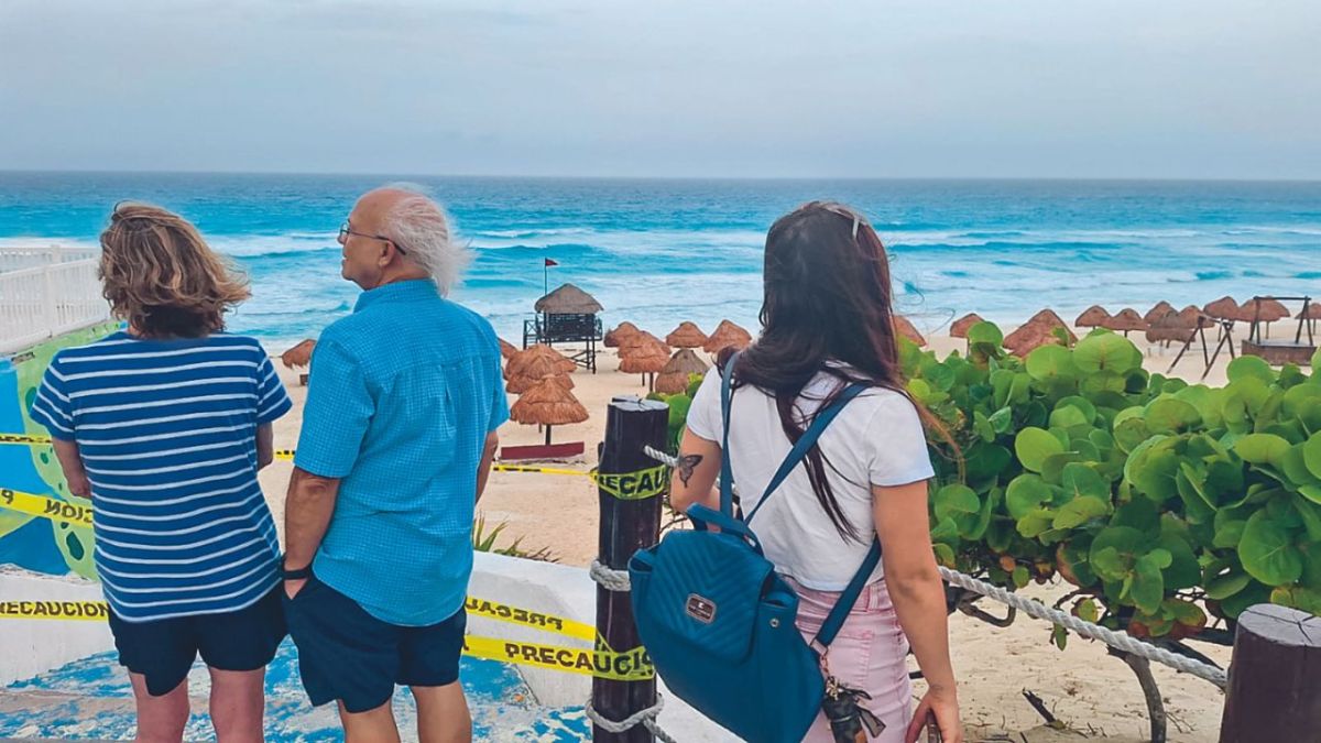 Turistas aprovecharon hasta el último minuto para disfrutar de las playas del caribe mexicano, mientras las autoridades, comercios y locales se preparaban para la llegada del hurcan. 