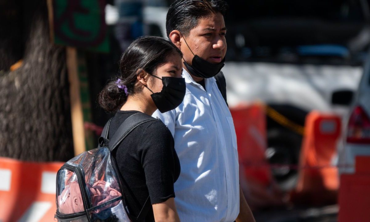 Prevención. El uso de cubrebocas ha regresado entre algunos habitantes de la Ciudad de México, tras el repunte de casos de Covid-19.