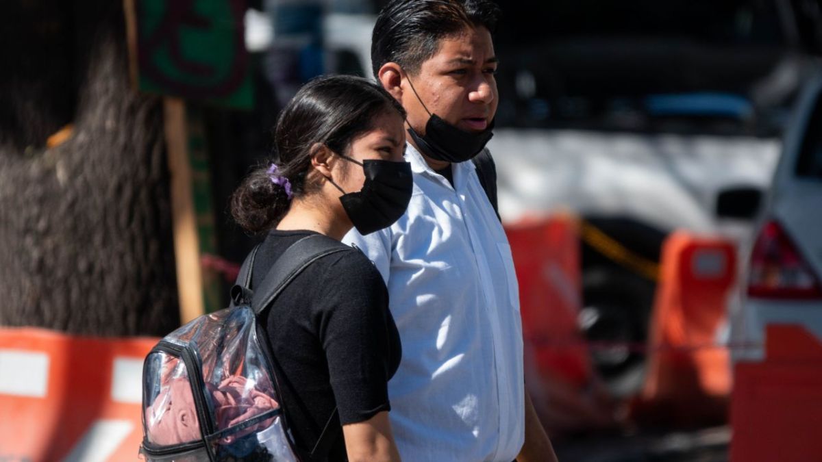 Prevención. El uso de cubrebocas ha regresado entre algunos habitantes de la Ciudad de México, tras el repunte de casos de Covid-19.