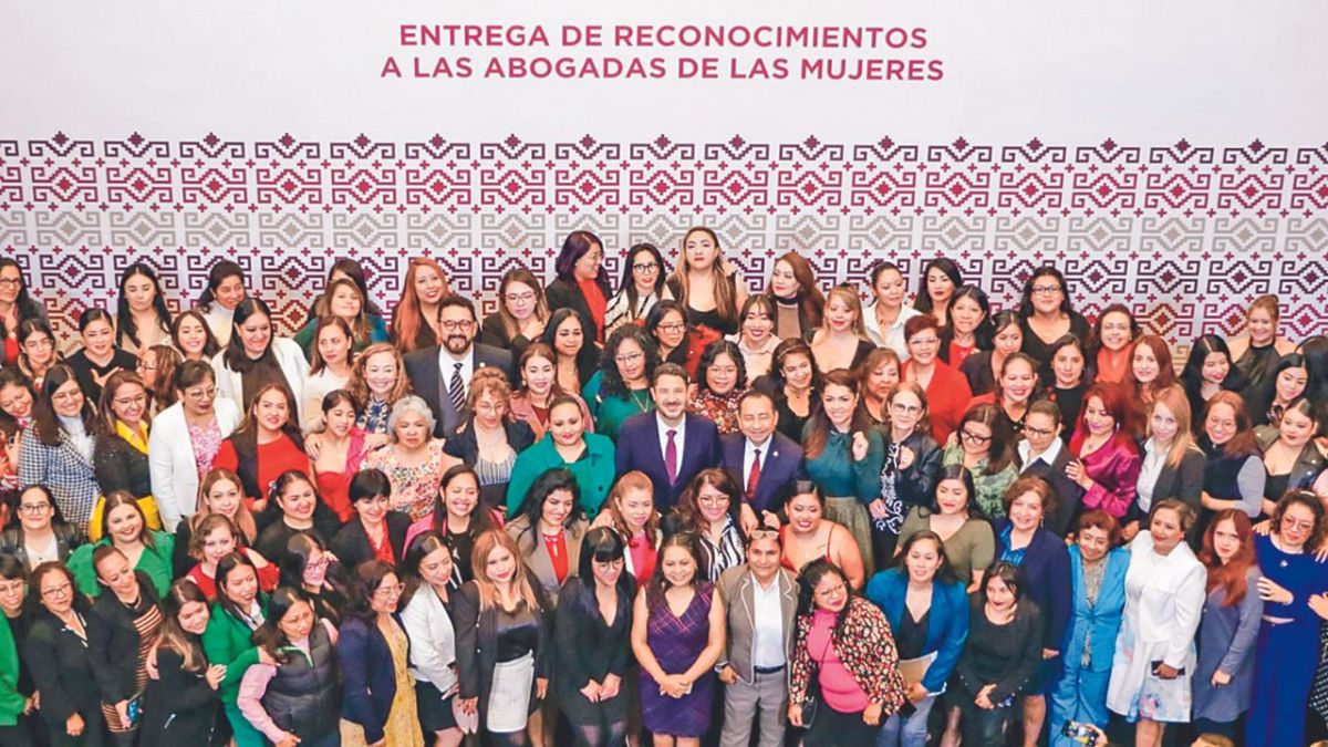 Valor. Durante la entrega de reconocimientos a las mujeres juristas, el jefe de Gobierno refirió que son de gran importancia en la sociedad.