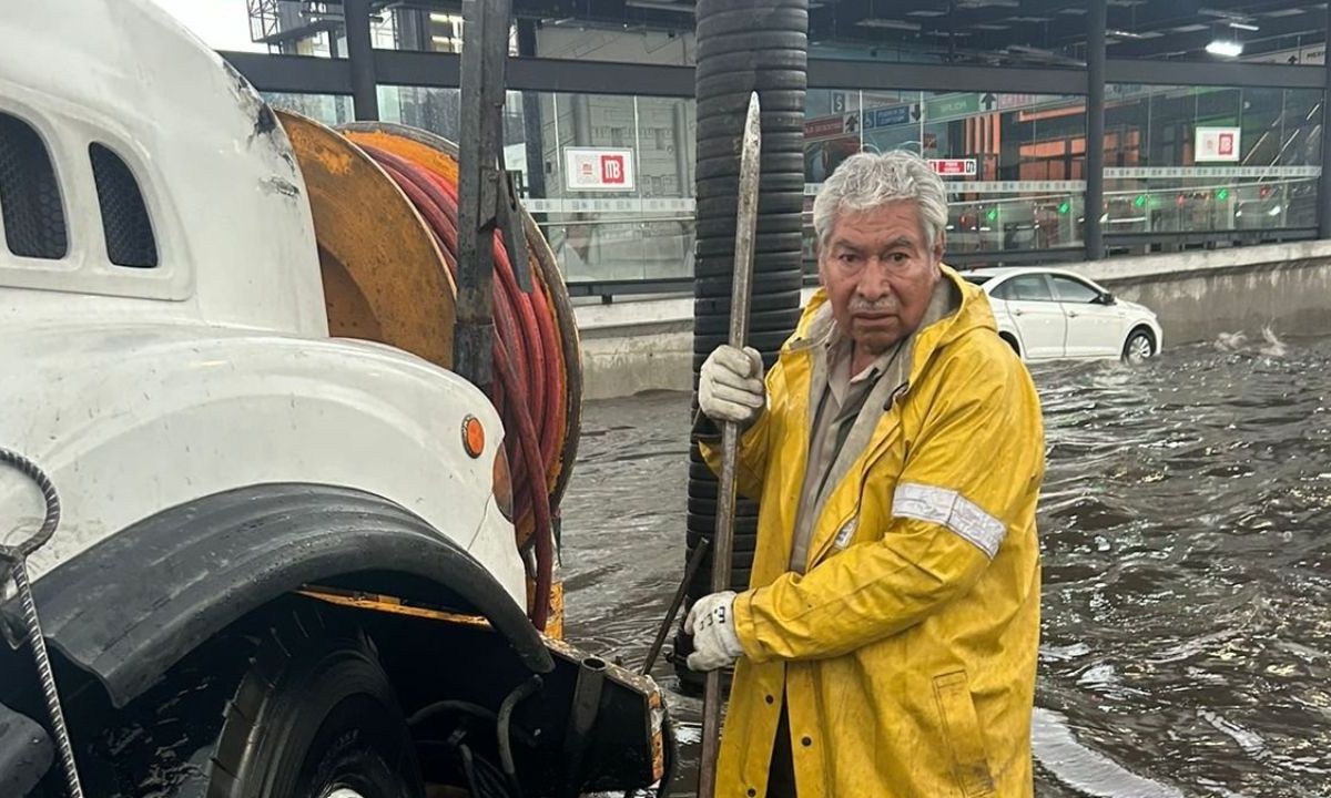 Daños. La salida de Indios Verdes quedó inundada por varias horas; un árbol cayó en las vías de la Línea 5 del Metro, todo a causa de las precipitaciones.