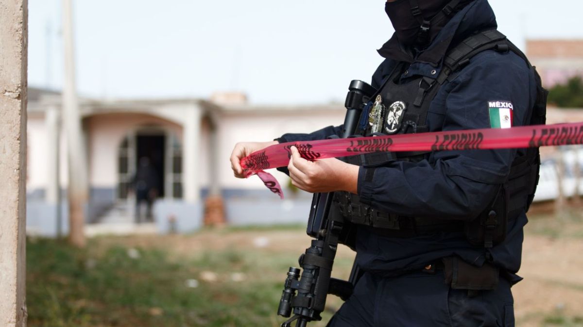 Sonora. Policías resguardan la zona del ataque, que dejó tres mujeres heridas.