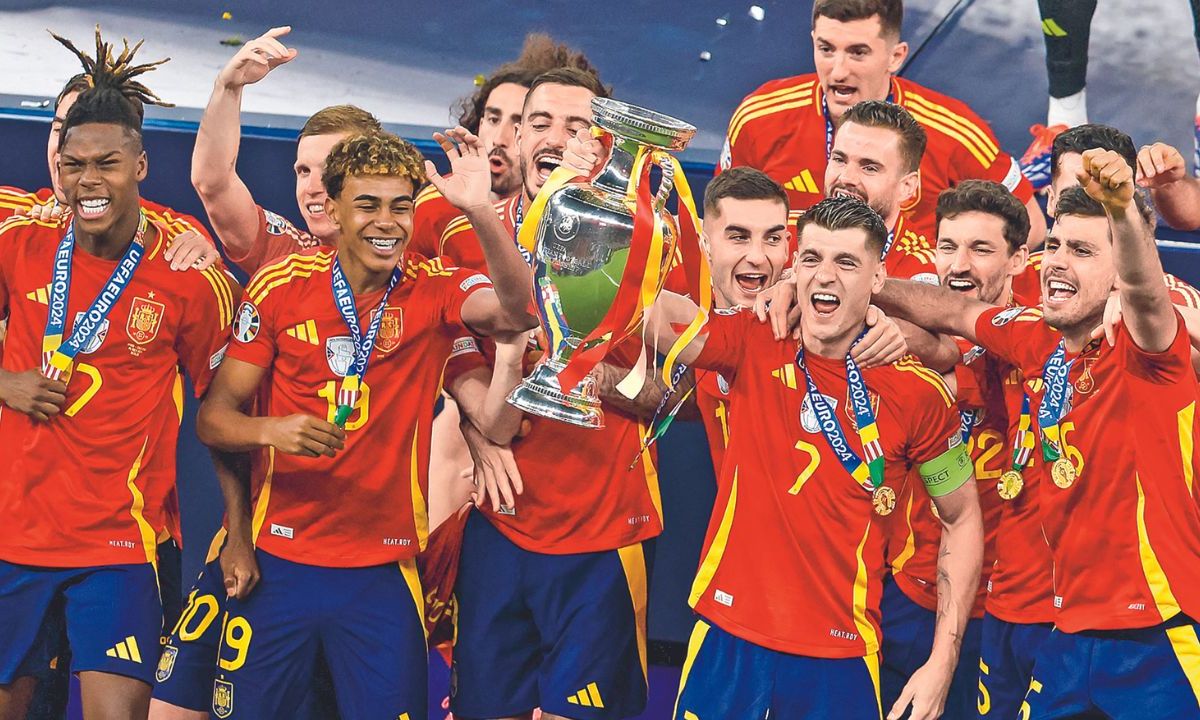 Con dos elementos vascos como protagonistas en Berlín, España se proclamó cuatro veces campeón de Europa, luego de imponerse 2-1 al combinado de Inglaterra