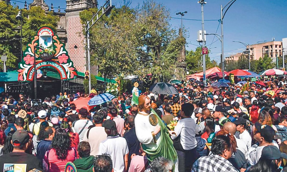 DEVOCIÓN. Los feligreses, que acuden puntualmente a agradecer al santo, podrán conocer el hueso de uno de sus brazos.